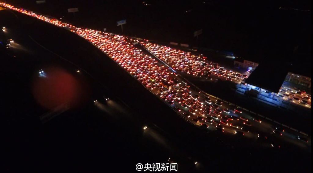 京港澳高速进京方向堵车实况堵城狗了