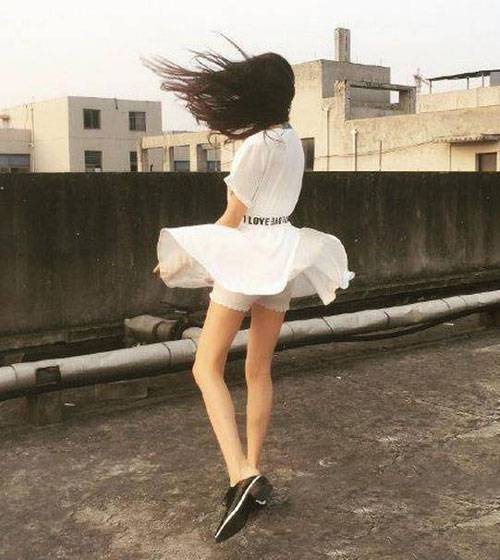 穿之前也不看看你现在什么体型了,活该卡住衣服脱不下来