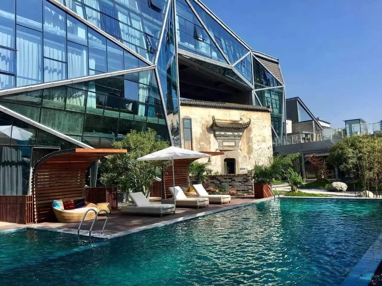 这个钢结构的几何体玻璃大楼,与这栋老建筑在一起,并没有显得格格不入