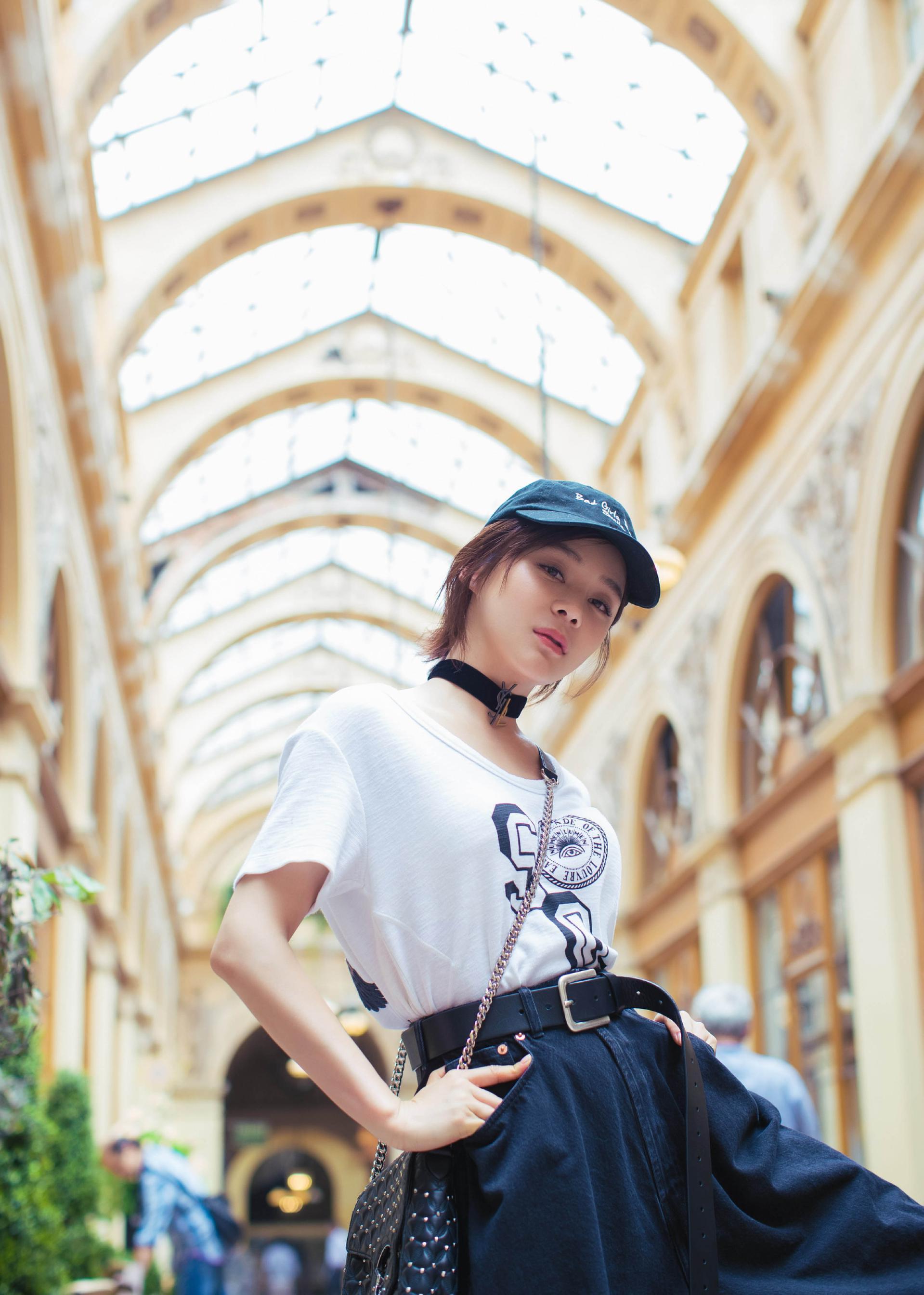 袁姗姗开启paris style 超阔阔腿裤超酷感