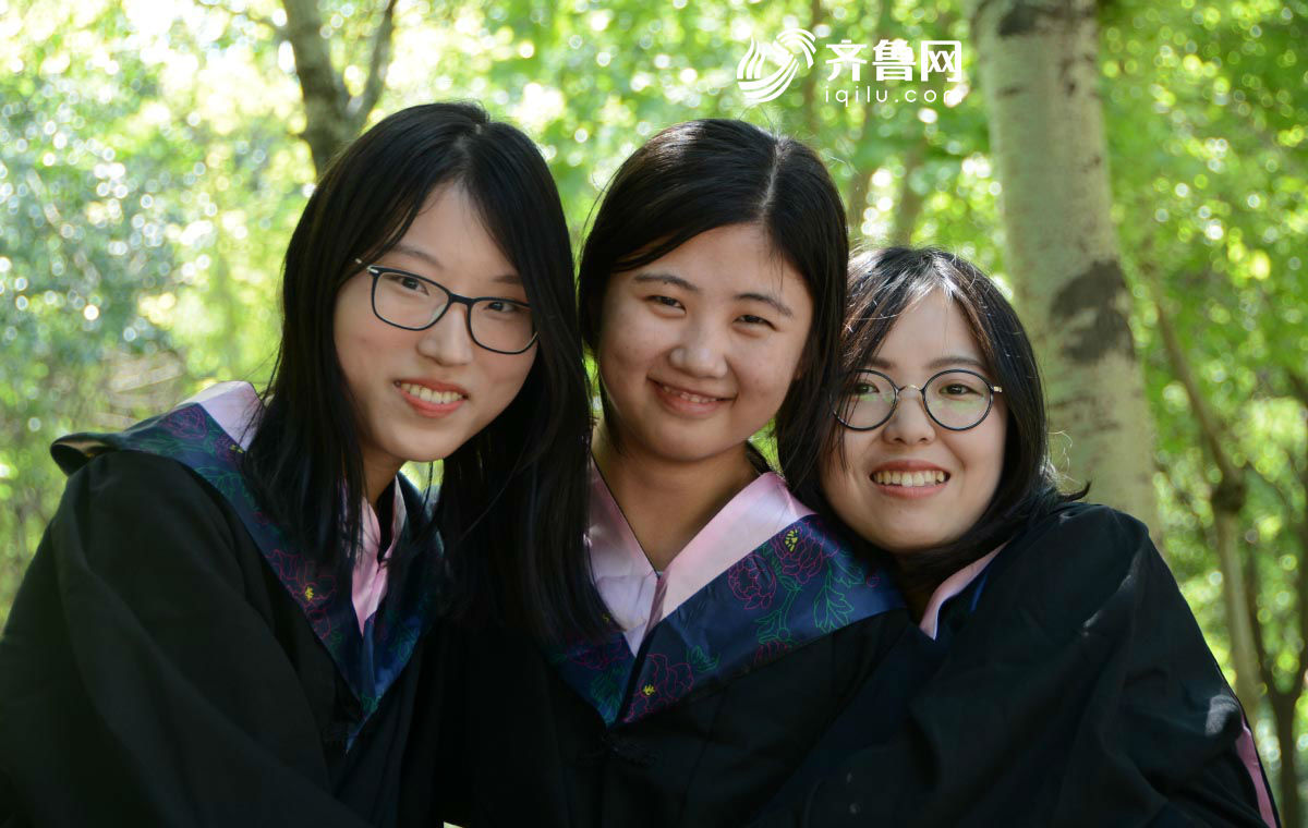 满屏大长腿!济南高校美女大学生拍创意毕业照致青春