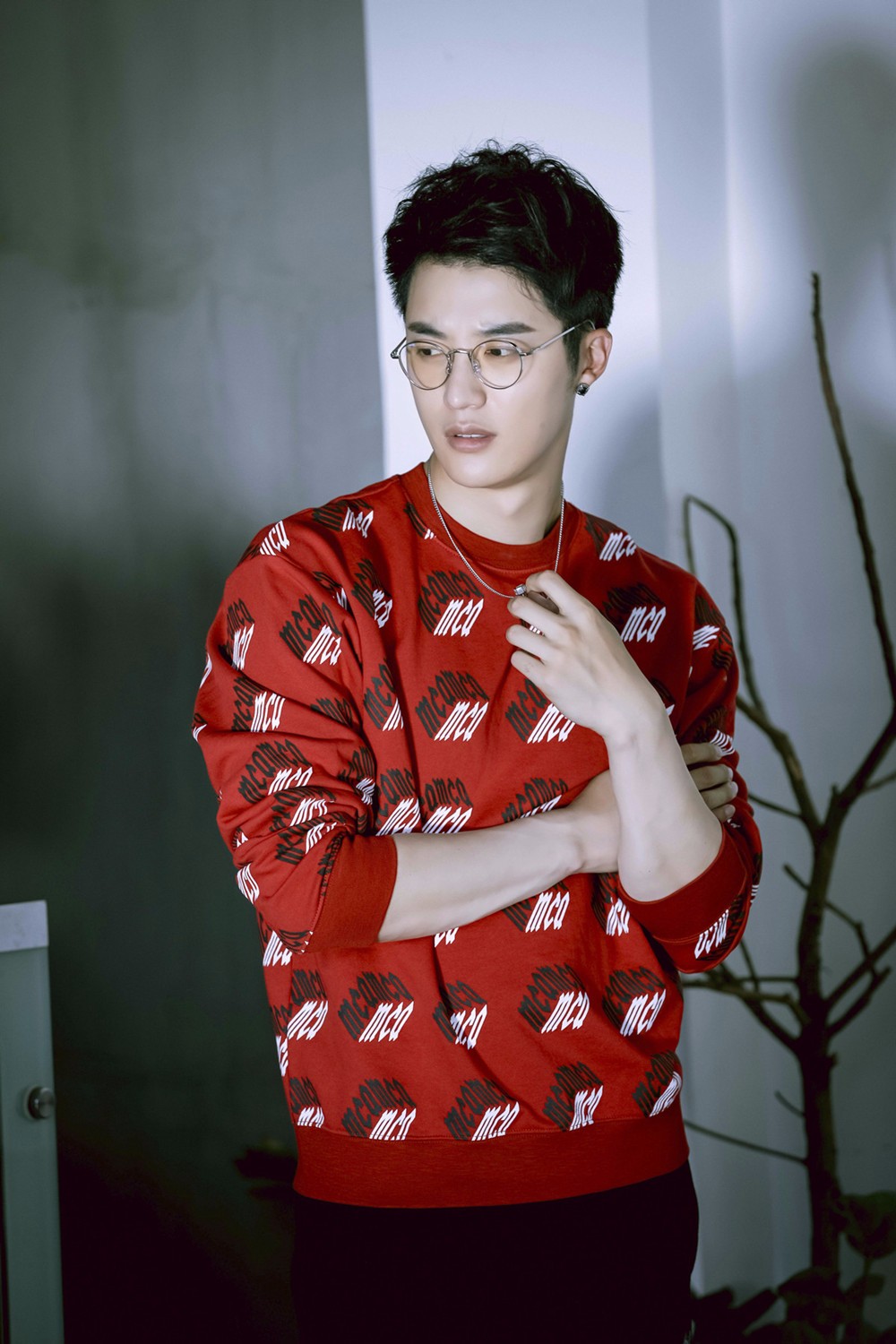 王燕阳潮流look满分 红衣圆眼镜潮酷十足