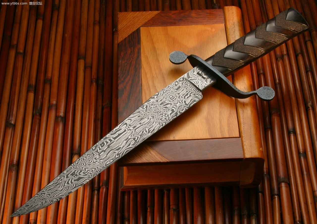 大马士革钢刀上的花纹简直是人工雕琢的