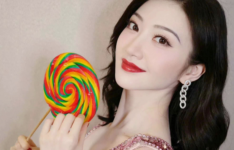 景甜粉钻亮片裙，明艳大美人杀疯，又白又美氛围感拉满