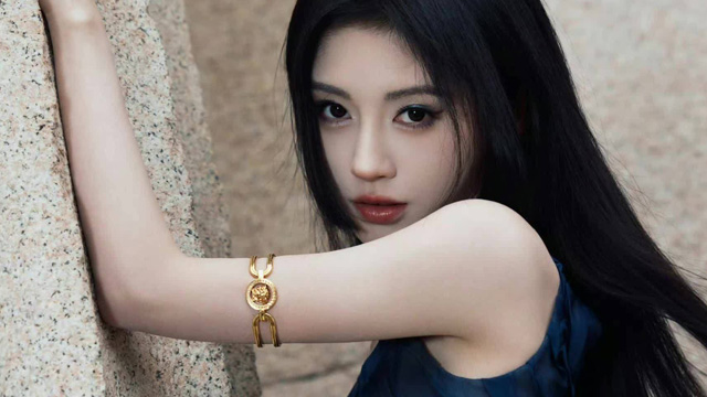 鞠婧祎幽蓝薄纱套装一出场，直接封神！