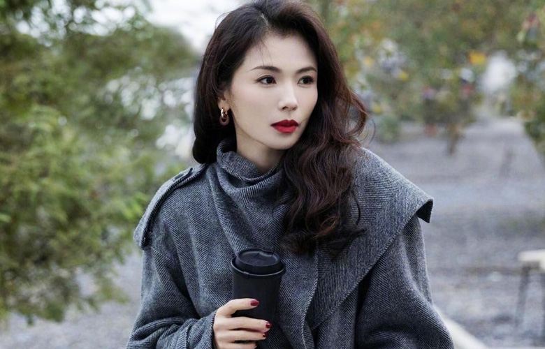 看了刘涛的穿搭，我悟了：大衣不配半身裙、小白鞋